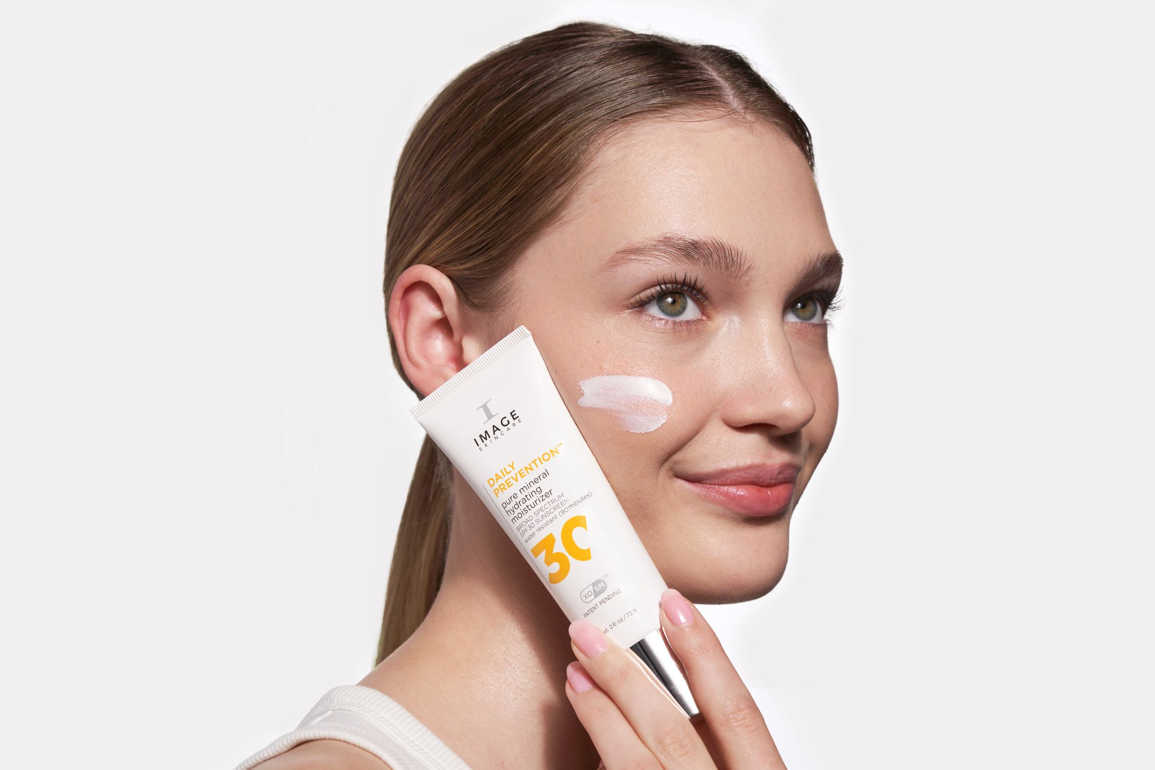 DAILY_PREVENTION_pure_mineral_hydrating_moisturizer_SPF30_model